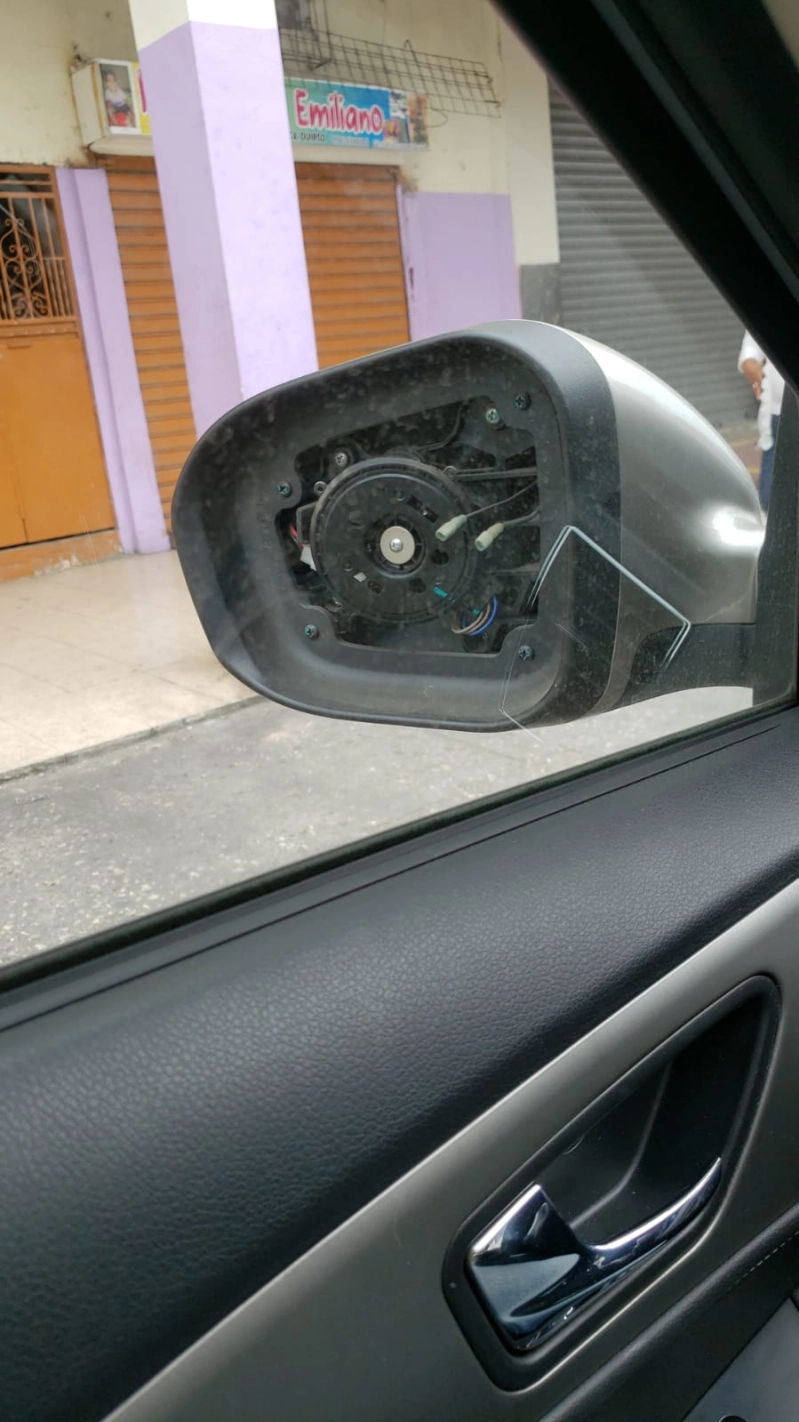 Foto de Aseguramiento reparación y venta de retrovisores para todo tipo de vehículo